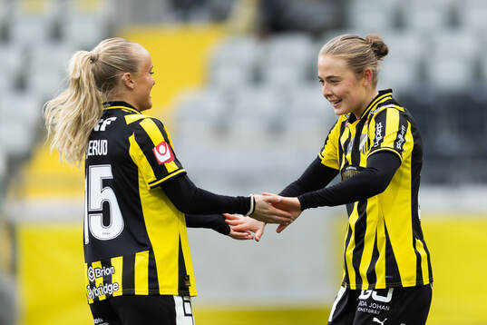 Häckens Paulina Nyström jublar med Alva Selerud