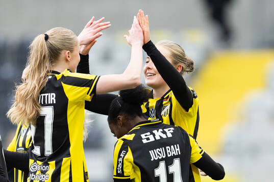 Häckens Paulina Nyström jublar med Thelma Pálmadottir