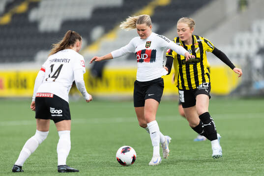 Brommapojkarnas Johanna Svedberg och Häckens Paulina