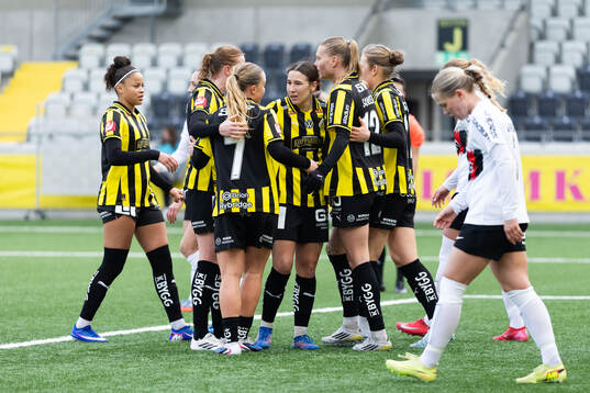 Häckens Stine Sandbech jublar med Felicia Schröder, Emma