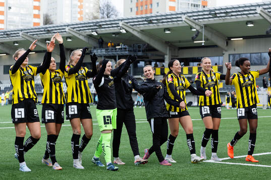 Häckens spelare jublar och tackar publiken