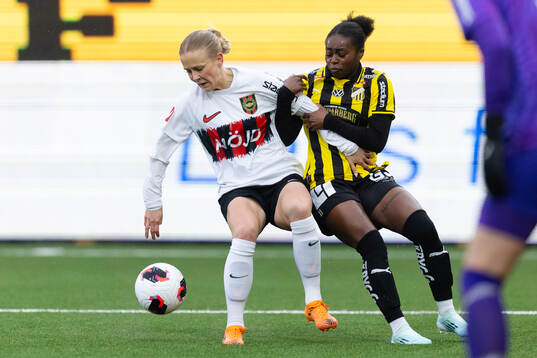 Brommapojkarnas Adelina Engman och Häckens Monica Jusu Bah