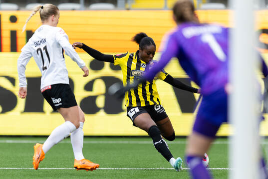 Brommapojkarnas Adelina Engman och Häckens Monica Jusu Bah