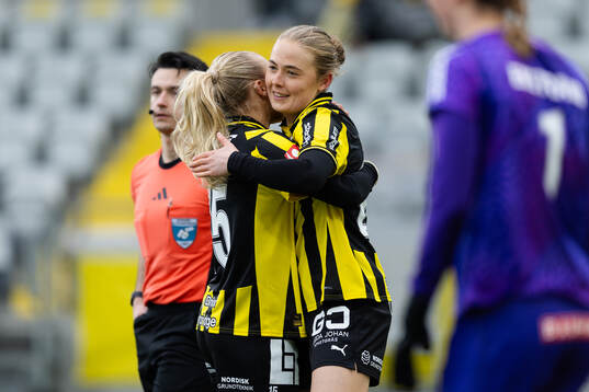 Häckens Paulina Nyström jublar ihop med Alva Selerud