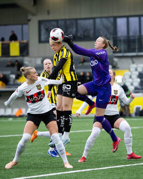 Häckens Paulina Nyström och Brommapojkarnas målvakt