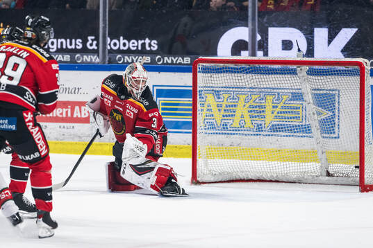 Frölundas Jere Innala (ej i bild) gör 0-2 på Luleås