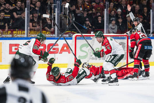 Frölundas Nicklas Lasu jublar med Erik Thorell och Linus