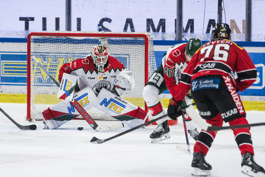 Luleås Anton Levtchi gör 2-3 bakom Frölundas målvakt