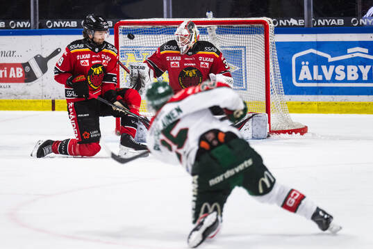 Luleås Pontus Själin och målvakt Matteus Ward