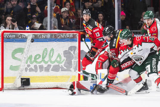 Frölundas målvakt Lars Johansson och Luleås Oscar Engsund