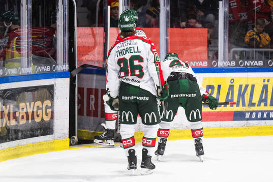 Frölundas Erik Thorell och Ivar Stenberg lämnar isen