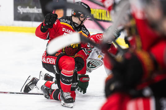 Luleås Pontus Andreasson och Frölundas Noah Hasa