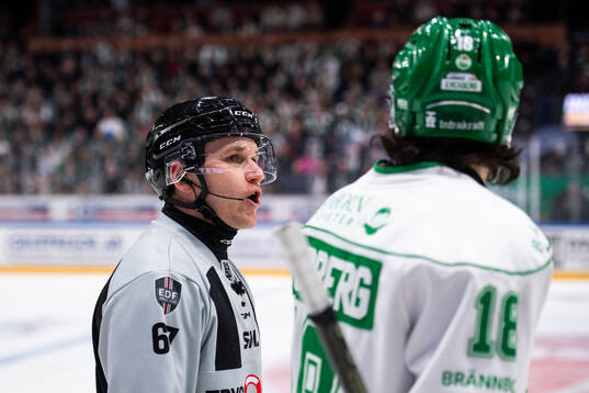 Linjedomare Christian Billing och Rögles Dennis Everberg