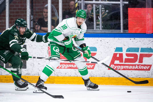 Färjestads Nick Leivermann och Rögles Dennis Everberg