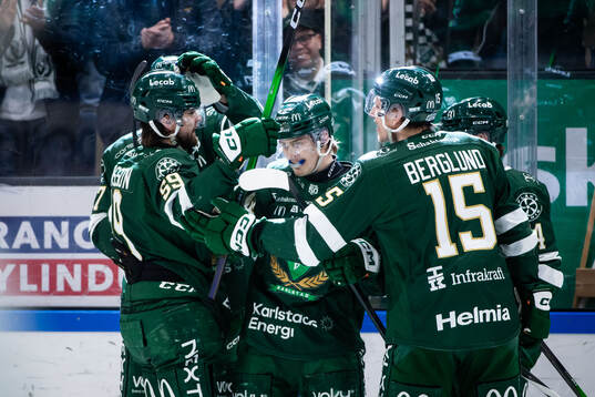Färjestads Lucas Forsell jublar med lagkamrater