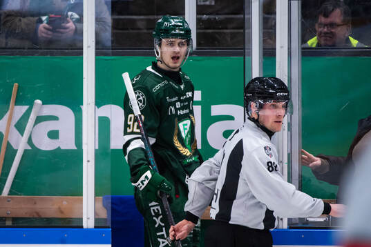 Färjestads Lucas Forsell reagerar
