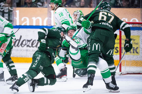 Färjestads Axel Bergkvist och Radim Zohorna mot Rögles