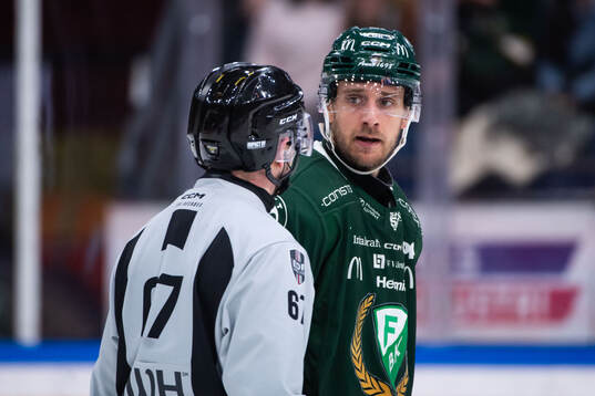 Linjedomare Christian Billing och Färjestads Filip Roos