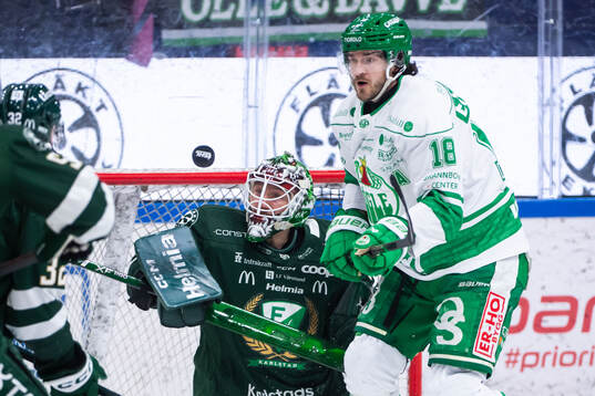 Färjestads målvakt Emil Larmi och Rögles Dennis Everberg