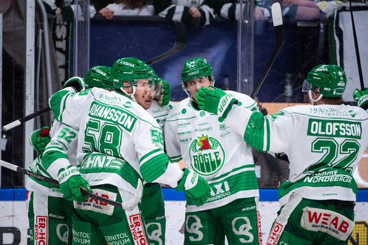 Rögles Linus Sandin jublar med lagkamrater