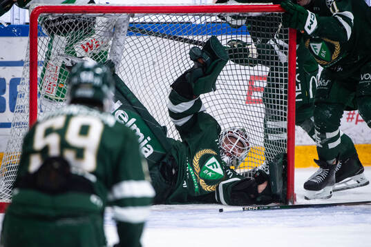Färjestads målvakt Emil Larmi