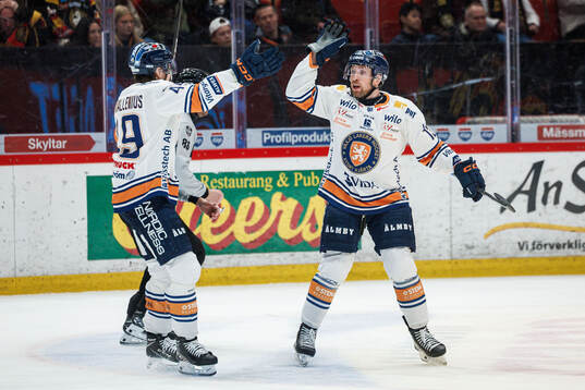Växjös Dylan Mclaughlin jublar med Leo Sahlin Wallenius
