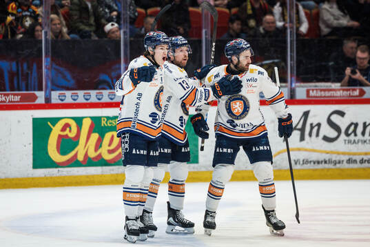 Växjös Dylan Mclaughlin jublar med lagkamrater