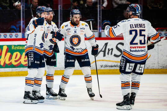 Växjös Dylan Mclaughlin jublar med Leo Sahlin Wallenius