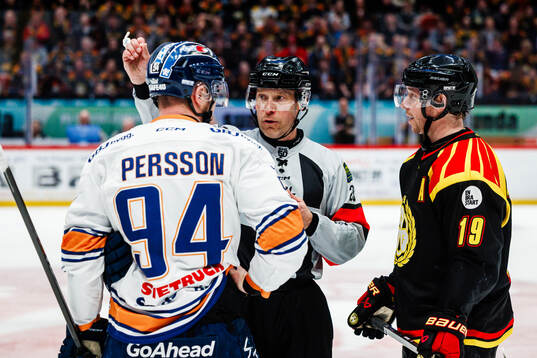 Domare Tobias Björk i samtal med Växjös Joel Persson och