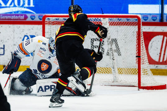 Växjös målvakt Adam Åhman och Brynäs Bobby Trivigno