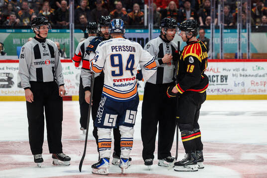 Växjös Joel Persson och Brynäs Nicklas Bäckström i