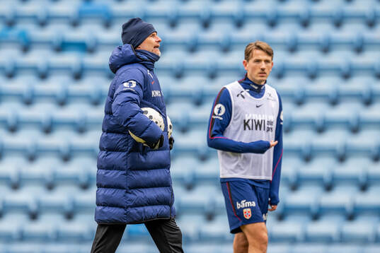 Head coach Ståle Solbakken and Sander Berge of the