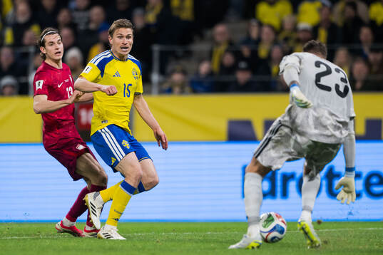 Jakub Kaminski of Poland against Carl Starfelt and