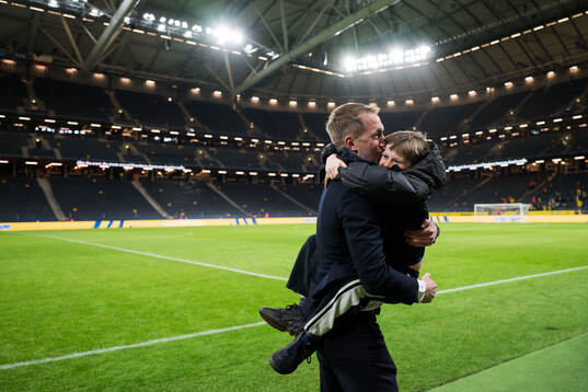 Head coach Graham Potter of Sweden celebrate with family