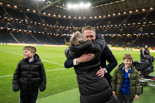 Head coach Graham Potter of Sweden celebrate with family