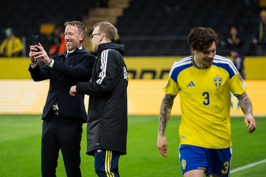 Head coach Graham Potter and Victor Nilsson Lindelöf of