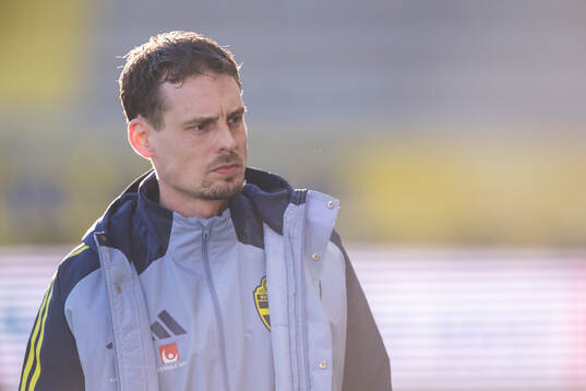 Head coach Daniel Bäckström of Sweden