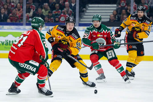 Luleås Pontus Andreasson mot Frölundas Jere Innala och