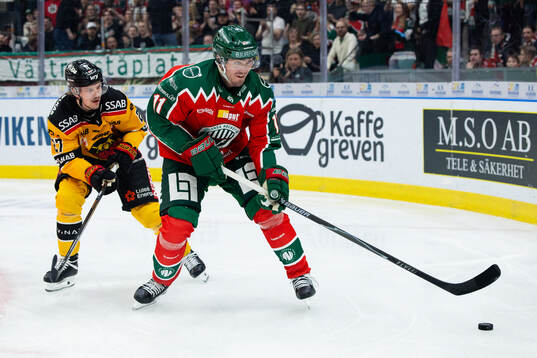 Luleås Oskari Laaksonen och Frölundas Max Lindholm