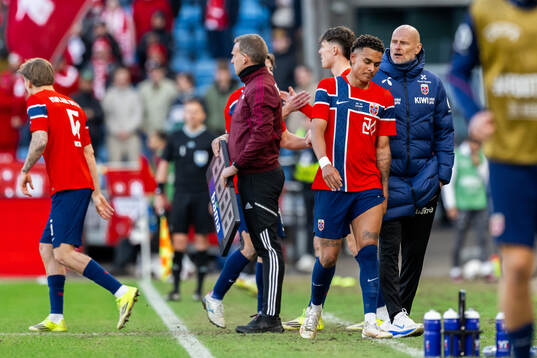 Antonio Nusa and Head coach Ståle Solbakken of Norway