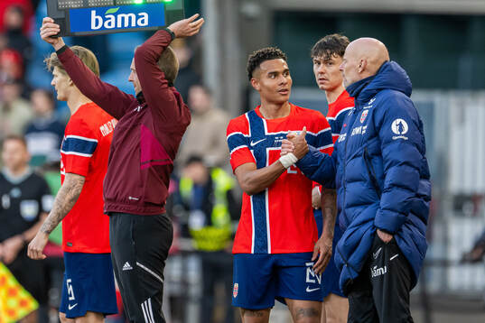 Antonio Nusa and head coach Ståle Solbakken of Norway