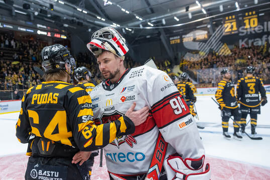 Malmö Redhawks målvakt Marek Langhamer tackar