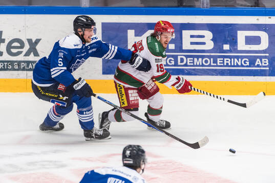Karlskogas Jonatan Lundgren och Modos Tyler Kelleher
