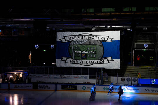 Karlskogas supportar med tifo