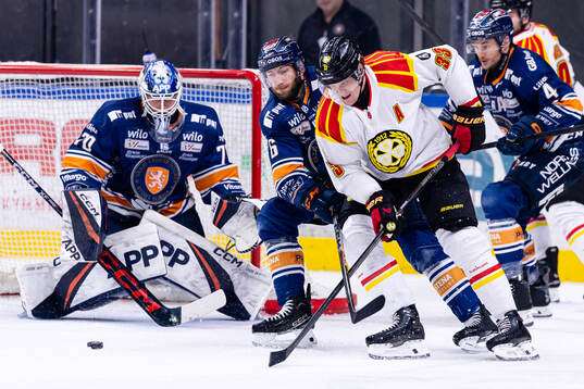 Växjös målvakt Adam Åhman, Petter Granberg och Brynäs