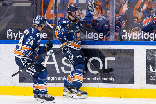 Växjös Karl Henriksson jublar med Hugo Gustafsson