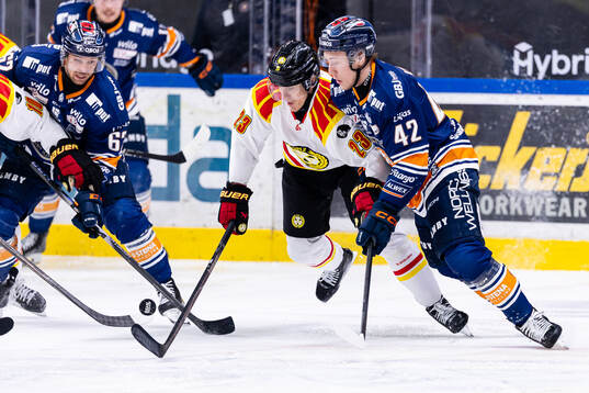 Brynäs Oskar Lindblom och Växjös Kalle Kratz