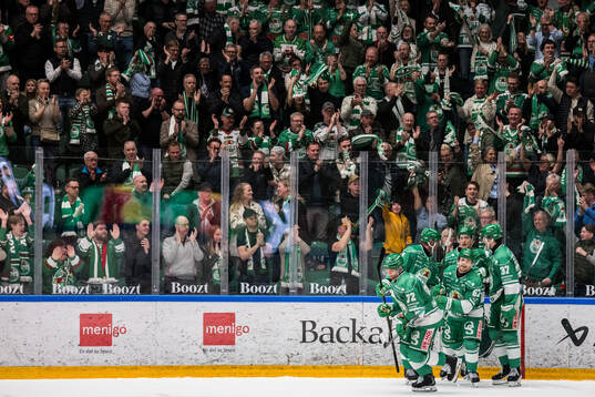 Rögles Daniel Zaar jublar med lagkamrater