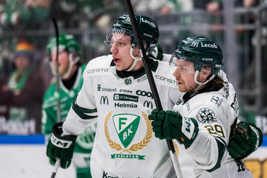 Färjestads Jack Berglund och Oskar Steen jublar