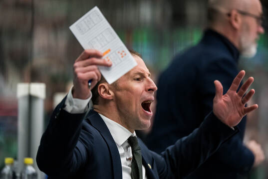 Färjestads tränare Cam Abbott reagerar